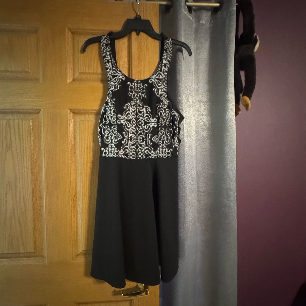 Speechless Black and White Sleeveless Fit-and-Flare Dress